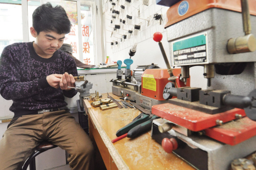 乐元镇开锁店为啥“牛号”频现 听开锁师傅讲什么锁最防盗